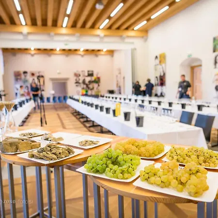 Hotel - & J. Vipolze