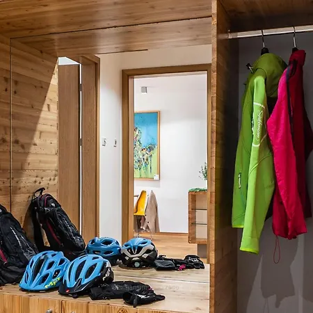 Hotel - & J. Vipolze