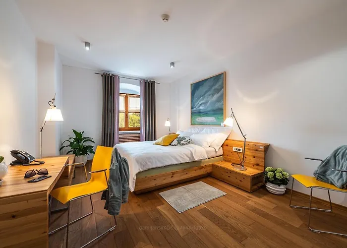 - & J. Hotel Vipolze