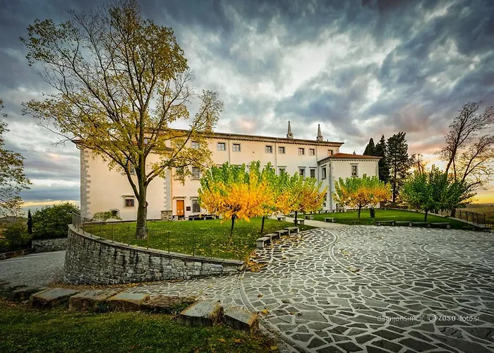 Hotel - & J. Vipolze