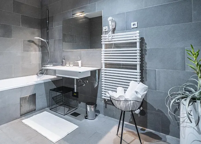 - & J. Hotel Vipolze